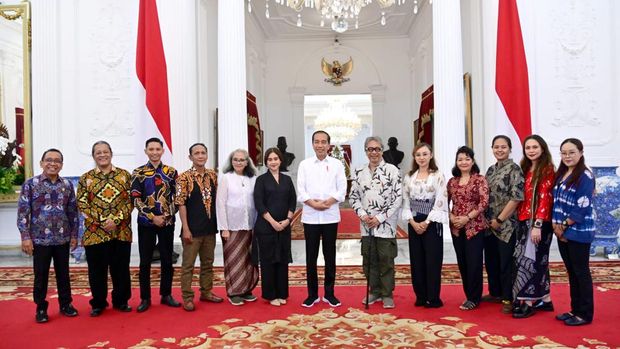 Presiden Jokowi bertemu seniman Butet Kartaredjasa. Butet datang mempresentasikan tari 'Nusantara Etam' untuk mengakomodasi keberagaman budaya di IKN Nusantara. (Muchlis Jr/Biro Pers Sekretariat Presiden)