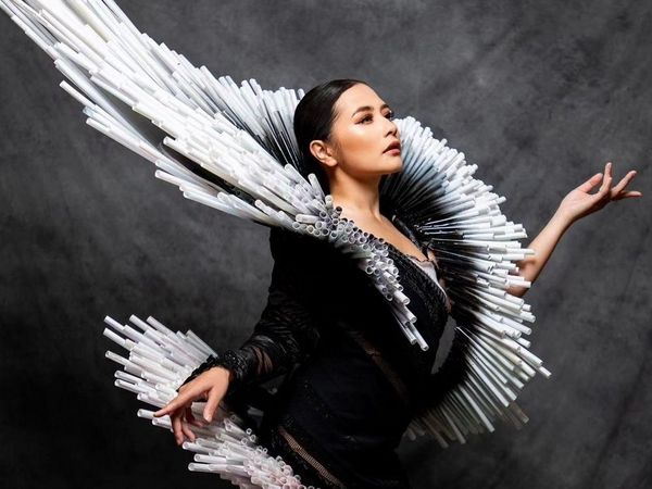 7 Gaya Prilly Latuconsina Tampil Megah dengan Gaun dari Sedotan Bekas