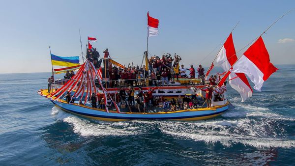 Puluhan Perahu Hias Meriahkan Tradisi Petik Laut di Probolinggo