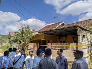 Bacaleg PDIP Bakal Polisikan Warga Desa Sekotong Tengah yang Mengusirnya Bacaleg PDIP Bakal Polisikan Warga Desa Sekotong Tengah yang Mengusirnya