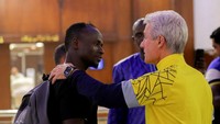 Sadio Mane cuma semusim memperkuat Bayern setelah digaet dari Liverpool musim panas 2022. Sayangnya, Mane gagal memenuhi ekspektasi. Cedera membuat performanya kurang konsisten sehingga cuma bikin 12 gol dan enam assist dari 36 laga. Mane juga bukan figur populer untuk fans Bayern sehingga membuatnya tidak nyaman.