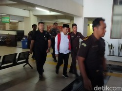 Samanhudi Dihadirkan di PN Surabaya dengan Kawalan Polisi Bersenjata