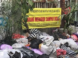 Duh! Efek Warga Bakar Sampah Bikin Polusi-Rusak Kabel Optik di Jogja