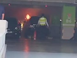 Minibus di Bandara I Gusti Ngurah Rai Terbakar