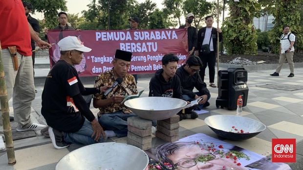 Sejumlah orang yang mengaku sebagai simpatisan Presiden Joko Widodo (Jokowi) di Surabaya, menggelar aksi mendoakan Rocky Gerung.