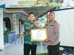Rawat Ratusan ODGJ, Aipda Purnomo Dapat Penghargaan dari Bupati Lamongan