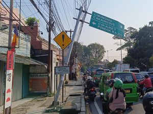 Tiang Papan Jalan di Cibinong Bogor Miring, Warga Khawatir Ambruk