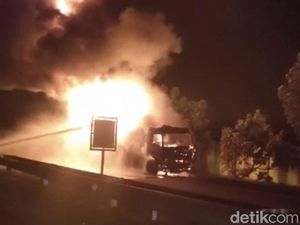 Truk Tangki BBM Terbakar di Tol Belmera, Pertamina Buka Suara Truk Tangki BBM Terbakar di Tol Belmera, Pertamina Buka Suara
