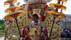 Tumpah Ruah Kirab Pergosi Odong-odong di Bekasi