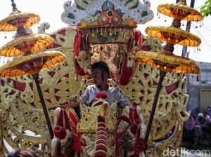 Tumpah Ruah Kirab Pergosi Odong-odong di Bekasi