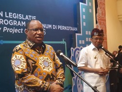 Wamendagri John Wempi Jawab Tantangan Tes DNA: Nggak Ada Aturan Itu