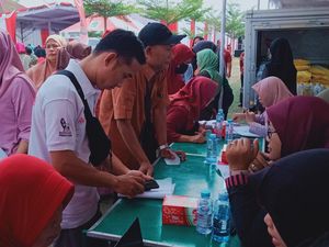 Pelayanan Adminduk di Acara Sambang Warga Bupati Klaten Diserbu Warga Pelayanan Adminduk di Acara Sambang Warga Bupati Klaten Diserbu Warga