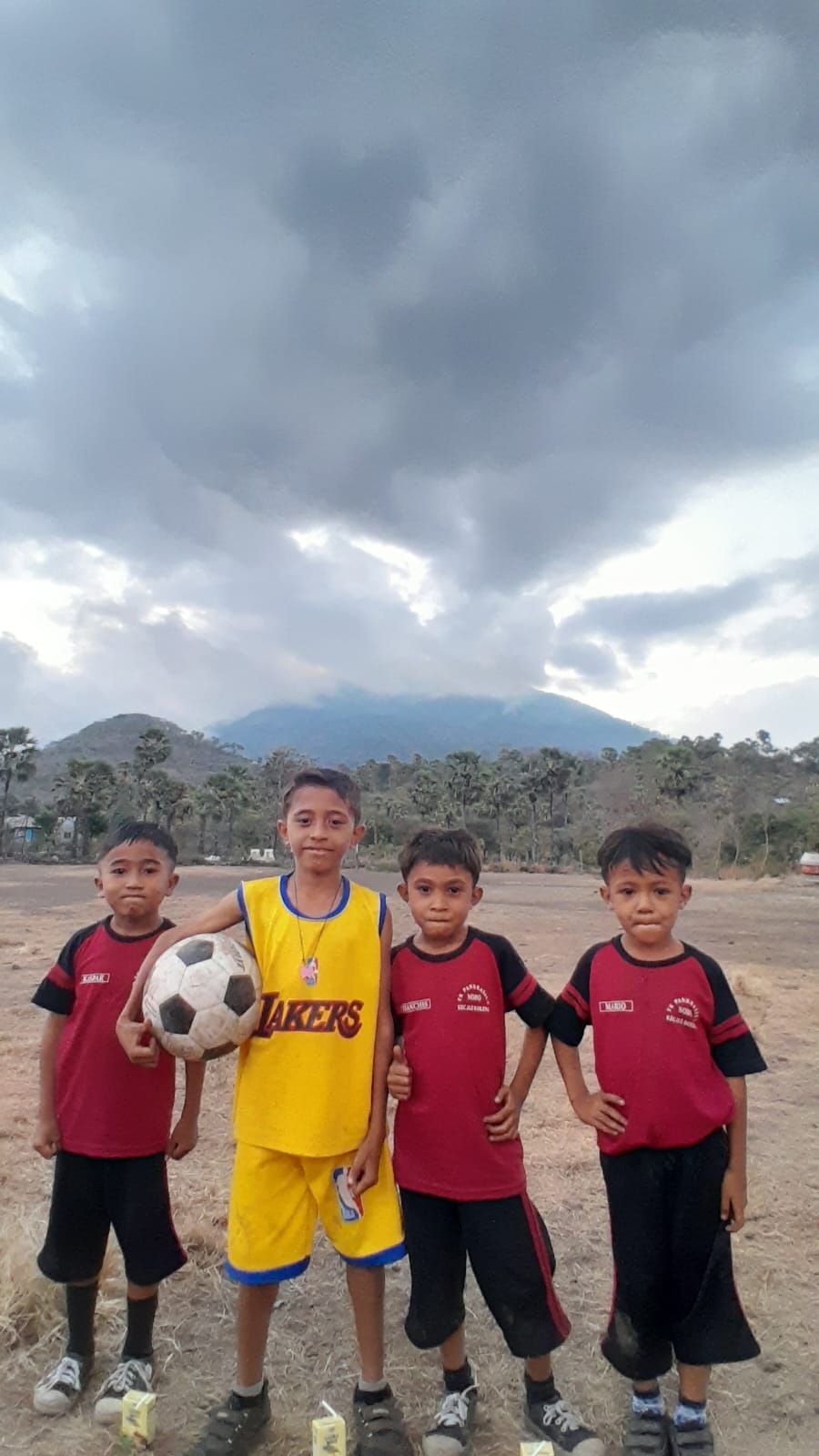 anak-anak pelosok NTT main bola