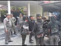 Satpol PP Ciduk Belasan Anak Punk di Kampung Turis Kuta