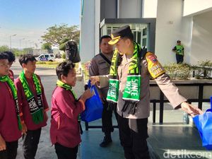Senangnya Anak Yatim Dapat Pengalaman Pertama Tonton Persebaya Langsung