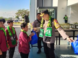 Senangnya Anak Yatim Dapat Pengalaman Pertama Tonton Persebaya Langsung