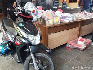 Wanita Ditangkap Densus 88 di Sukoharjo Ternyata Istri Bomber Astana Anyar Wanita Ditangkap Densus 88 di Sukoharjo Ternyata Istri Bomber Astana Anyar