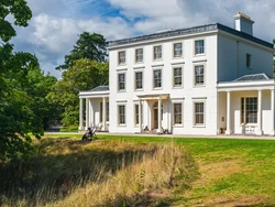 Seraaaam! 100 Orang Terjebak di Bekas Rumah Penulis Misteri Agatha Christie