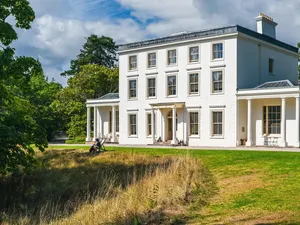 Seraaaam! 100 Orang Terjebak di Bekas Rumah Penulis Misteri Agatha Christie Seraaaam! 100 Orang Terjebak di Bekas Rumah Penulis Misteri Agatha Christie