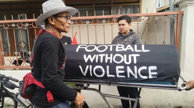 Seorang pria bernama Miftahudin Ramli asal Jalan Darsono, Kota Batu, memutuskan untuk bersepeda dari kediamannya menuju Jakarta dengan mengendarai sepeda. Aksi ini dilakukan untuk mengingatkan kembali terkait kasus Tragedi Kanjuruhan.