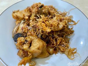 Bikin Nagih! Di Sini Ayam Goreng Ditimbun Bawang Goreng yang Gurih Wangi Bikin Nagih! Di Sini Ayam Goreng Ditimbun Bawang Goreng yang Gurih Wangi