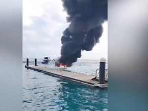 Penampakan Kobaran Api Melahap Boat Wisata Snorkeling di Nusa Penida Penampakan Kobaran Api Melahap Boat Wisata Snorkeling di Nusa Penida