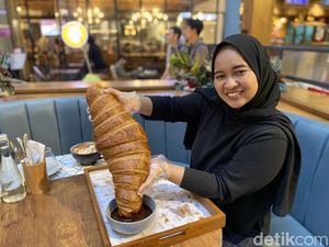 Gokil! Ini Sensasi Makan Croissant Raksasa Dicocol Cokelat dan Cappuccino