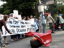 Kecam Pelaporan ke Rocky Gerung, Aktivis HMI Jakarta Bakar Bendera Partai