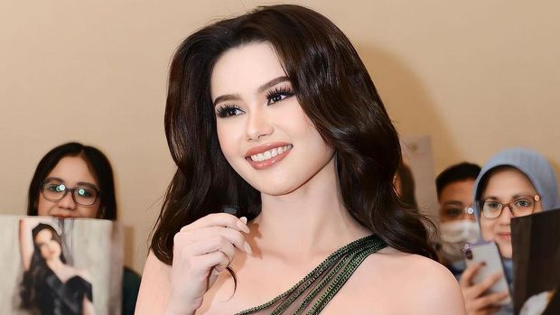 Fabian Nicole, pemenang Miss Universe pertama Indonesia, menimbulkan kontroversi