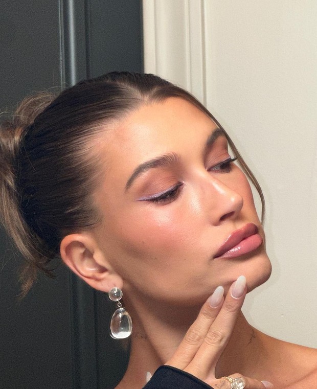 Hailey Bieber dengan tampilan makeup glowing/Foto: Instagram/haileybieber Hailey Bieber dengan tampilan makeup glowing/Foto: Instagram/haileybieber