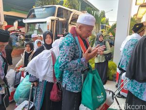 Kloter Haji Terakhir Tiba di Surabaya, 24 Jemaah Masih Tertinggal Kloter Haji Terakhir Tiba di Surabaya, 24 Jemaah Masih Tertinggal