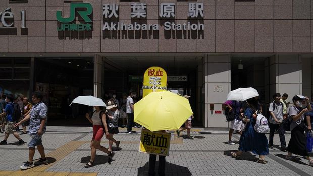 People transverse a thoroughfare successful scorching power astatine Ginza territory successful Tokyo, Japan, Friday, Aug. 4, 2023. Hot upwind continues successful nan metro area arsenic temperatures emergence higher than 36 degrees Celsius (96.8 degrees Fahrenheit), according to Japan's meteorological bureau. (AP Photo/Shuji Kajiyama)