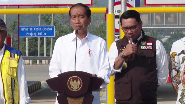 Momen Ridwan Kamil Kasih Jempol Jokowi Puji Investasi Jabar