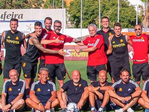 Heboh Mourinho Rangkul Pemain Tidak Kasat Mata