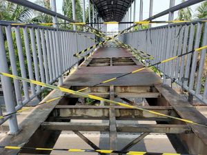 JPO di Daan Mogot yang Bolong Sempat Ditutup, Kini Bolong Lagi JPO di Daan Mogot yang Bolong Sempat Ditutup, Kini Bolong Lagi