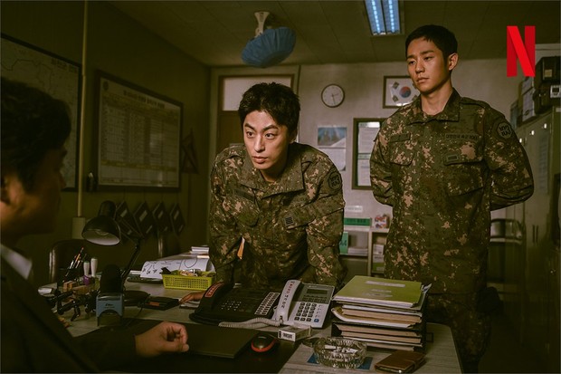 Jung Hae In dan Koo Kyo Hwan di D.P 2 / Foto : twitter.com/netflixkcontent Jung Hae In dan Koo Kyo Hwan di D.P 2 / Foto : twitter.com/netflixkcontent