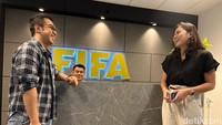 Di bagian depan, tampak sudah terpasang tulisan FIFA berwarna keemasan dengan nuansa biru di sekeliling hurufnya. Foto: Mercy Raya/detikcom