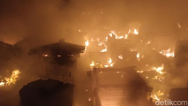 Potret Kobaran Api Bumi Hanguskan Pasar Sadang Serang Bandung