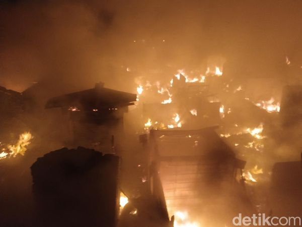 Potret Kobaran Api Bumi Hanguskan Pasar Sadang Serang Bandung