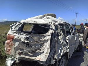 Kronologi Kecelakaan Maut Tewaskan Tiga Penumpang Minibus Kronologi Kecelakaan Maut Tewaskan Tiga Penumpang Minibus