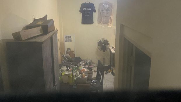 Polisi menangkap mahasiswa Universitas Indonesia (UI) berinisial AAB (23) yang diduga sebagai pelaku pembunuhan adik tingkatnya, MNZ (19). Lokasi berada di kamar kosan korban.