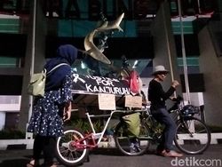 Bonek Kawal Pesepeda yang Bawa Keranda Keadilan untuk Tragedi Kanjuruhan