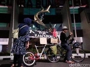 Bonek Kawal Pesepeda yang Bawa Keranda Keadilan untuk Tragedi Kanjuruhan Bonek Kawal Pesepeda yang Bawa Keranda Keadilan untuk Tragedi Kanjuruhan