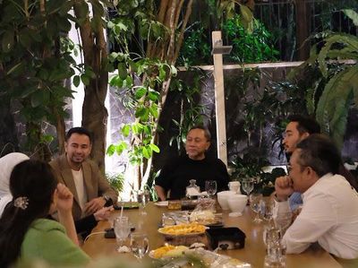Momen Raffi Ahmad Kunjungi Rumah Zulkifli Hasan