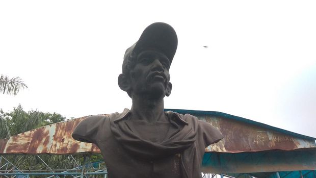 Monumen Gombloh di Surabaya