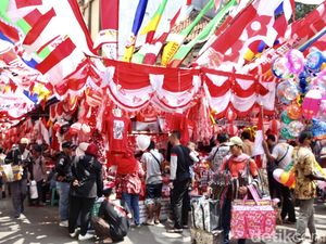 Pasar Mester Jatinegara Bernuansa Merah Putih Jelang HUT RI