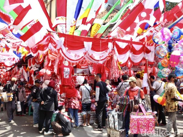 Pasar Mester Jatinegara Bernuansa Merah Putih Jelang HUT RI