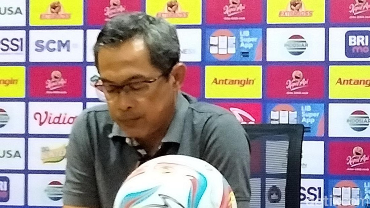 Aji dicopot dari jabatannya sebagai pelatih Persebaya. Foto: Deny Prastyo Utomo/detikJatim