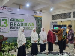 Tangis Haru Efri Siswi Purbalingga Dapat Beasiswa Kuliah Dokter Gratis di UMY