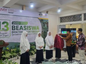 Tangis Haru Efri Siswi Purbalingga Dapat Beasiswa Kuliah Dokter Gratis di UMY Tangis Haru Efri Siswi Purbalingga Dapat Beasiswa Kuliah Dokter Gratis di UMY